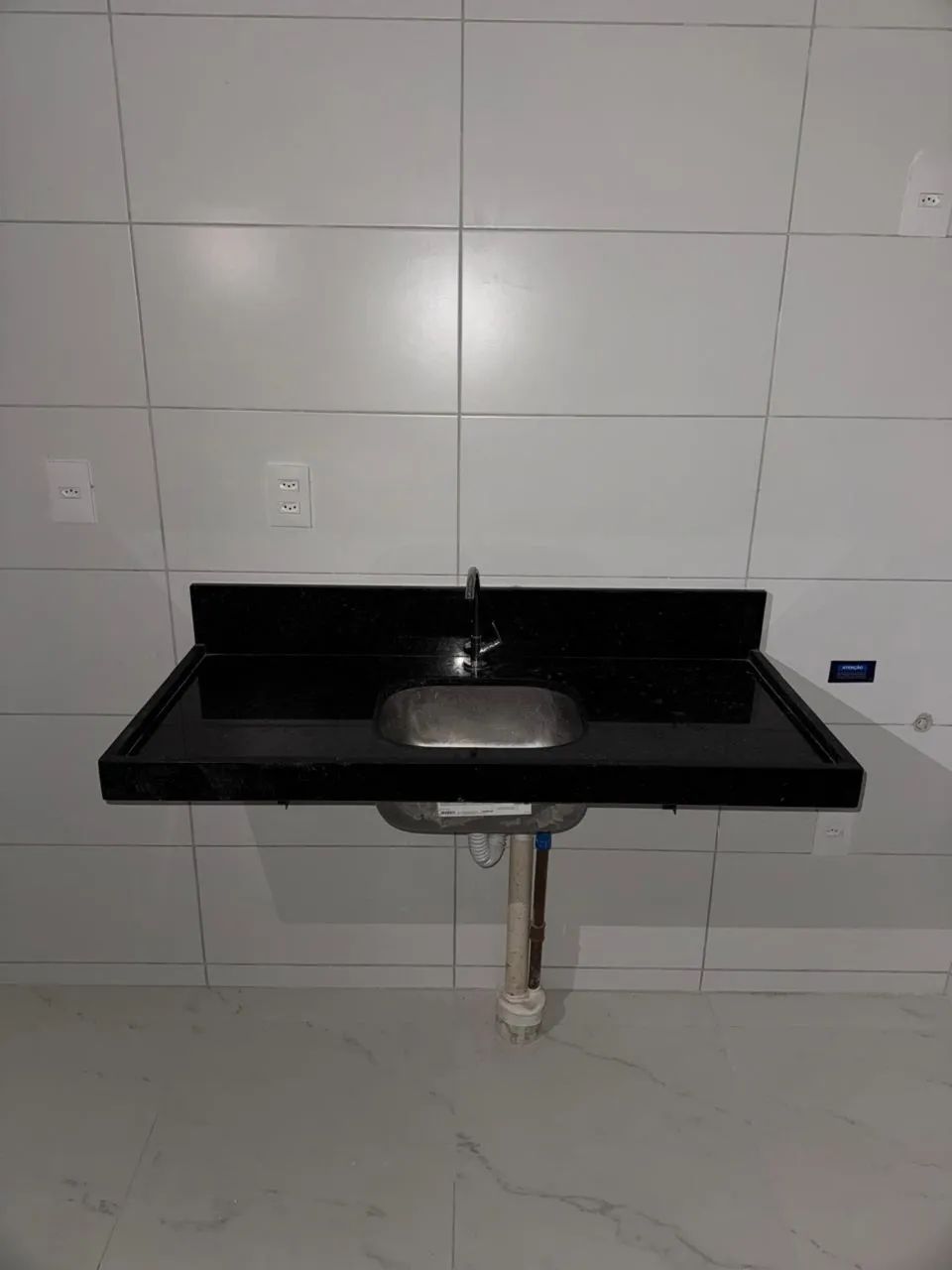 Pia em granito com cuba inox