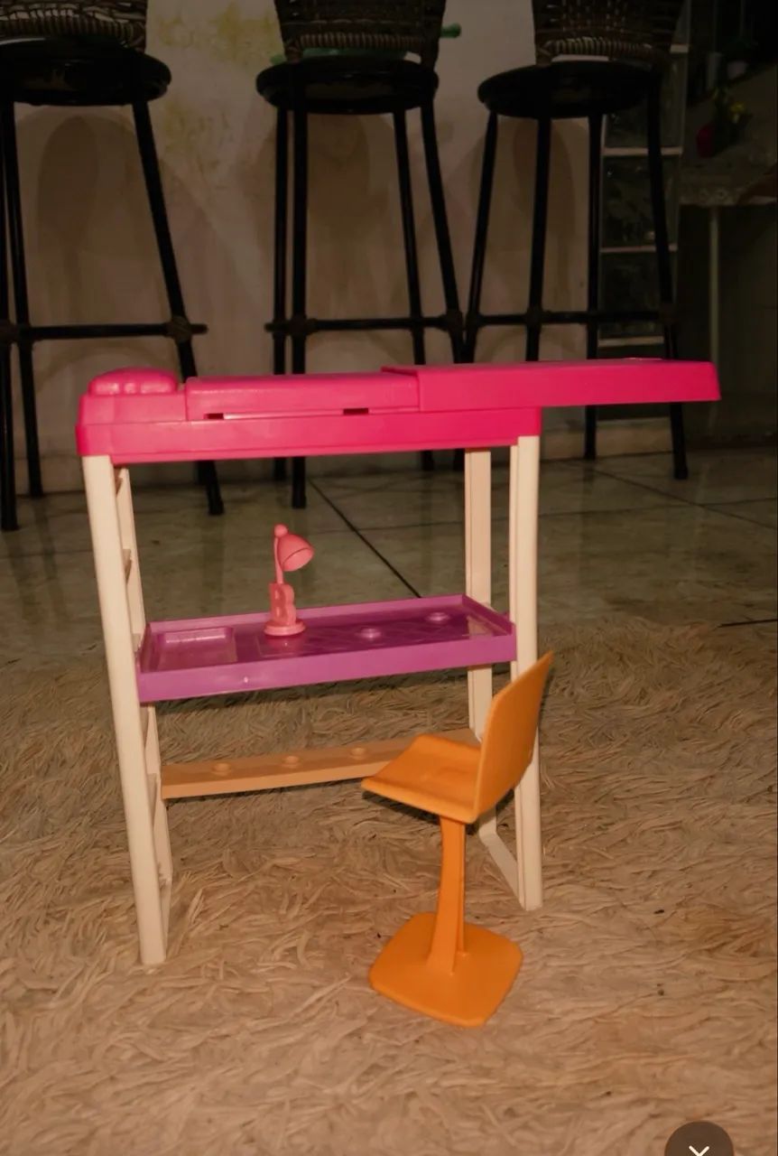 Mesa de estudos com cama original da Barbie 