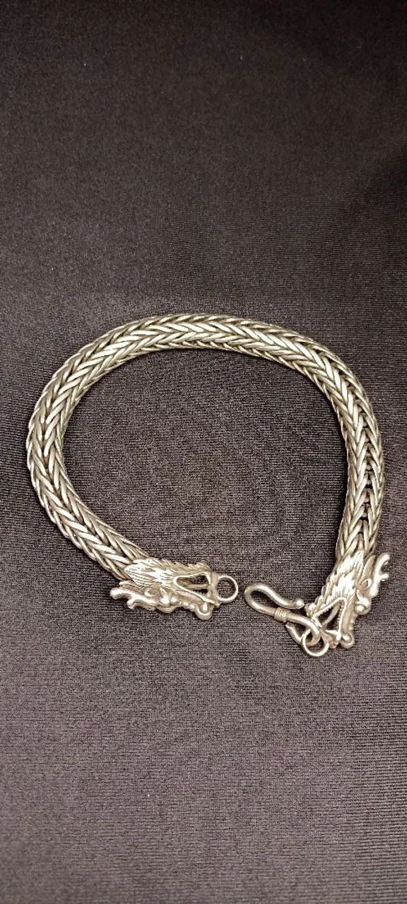 Pulseira de prata e óculos dragão 