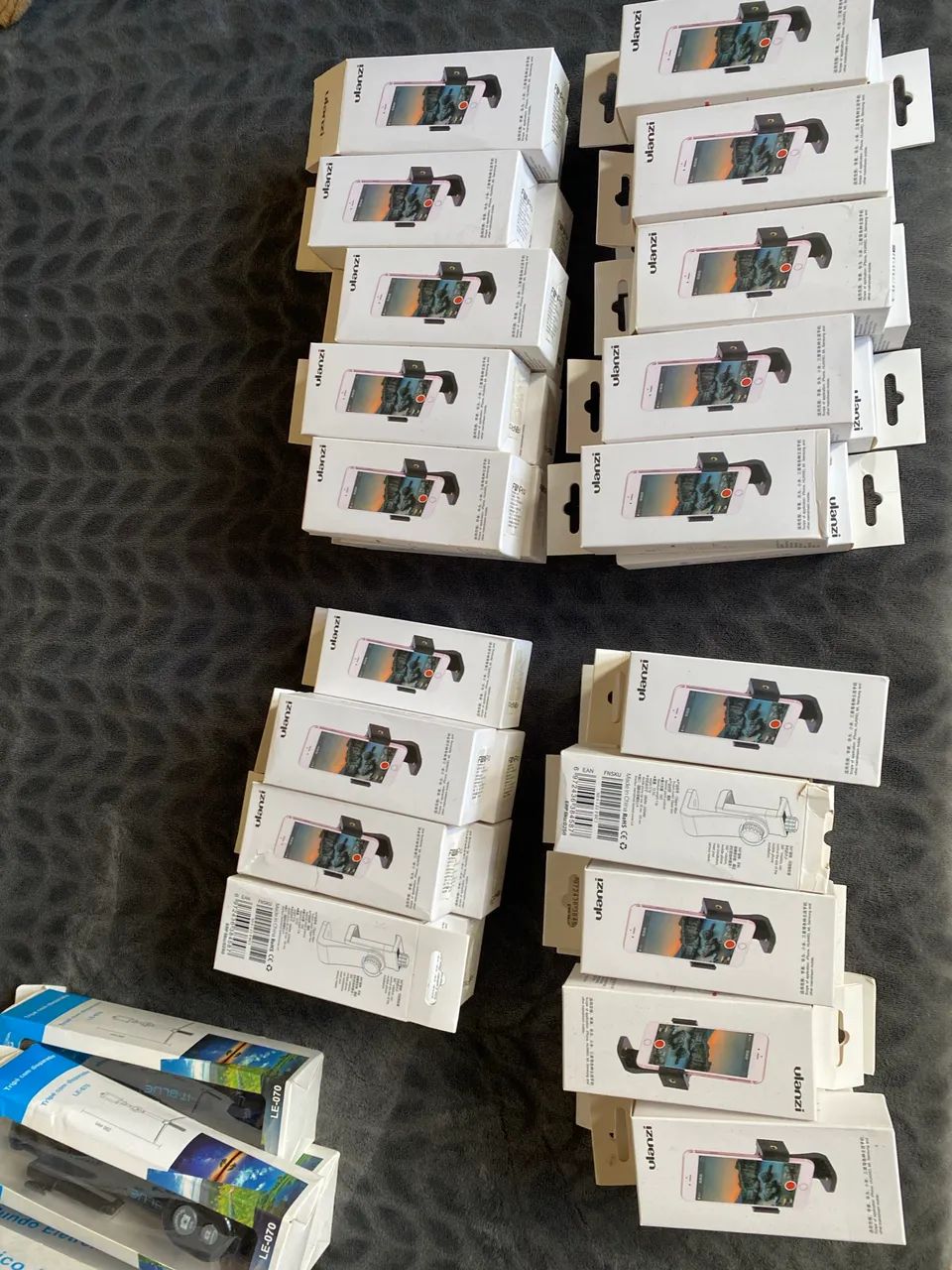 Caixa com  37 suportes de celular. Ulanzi + brinde