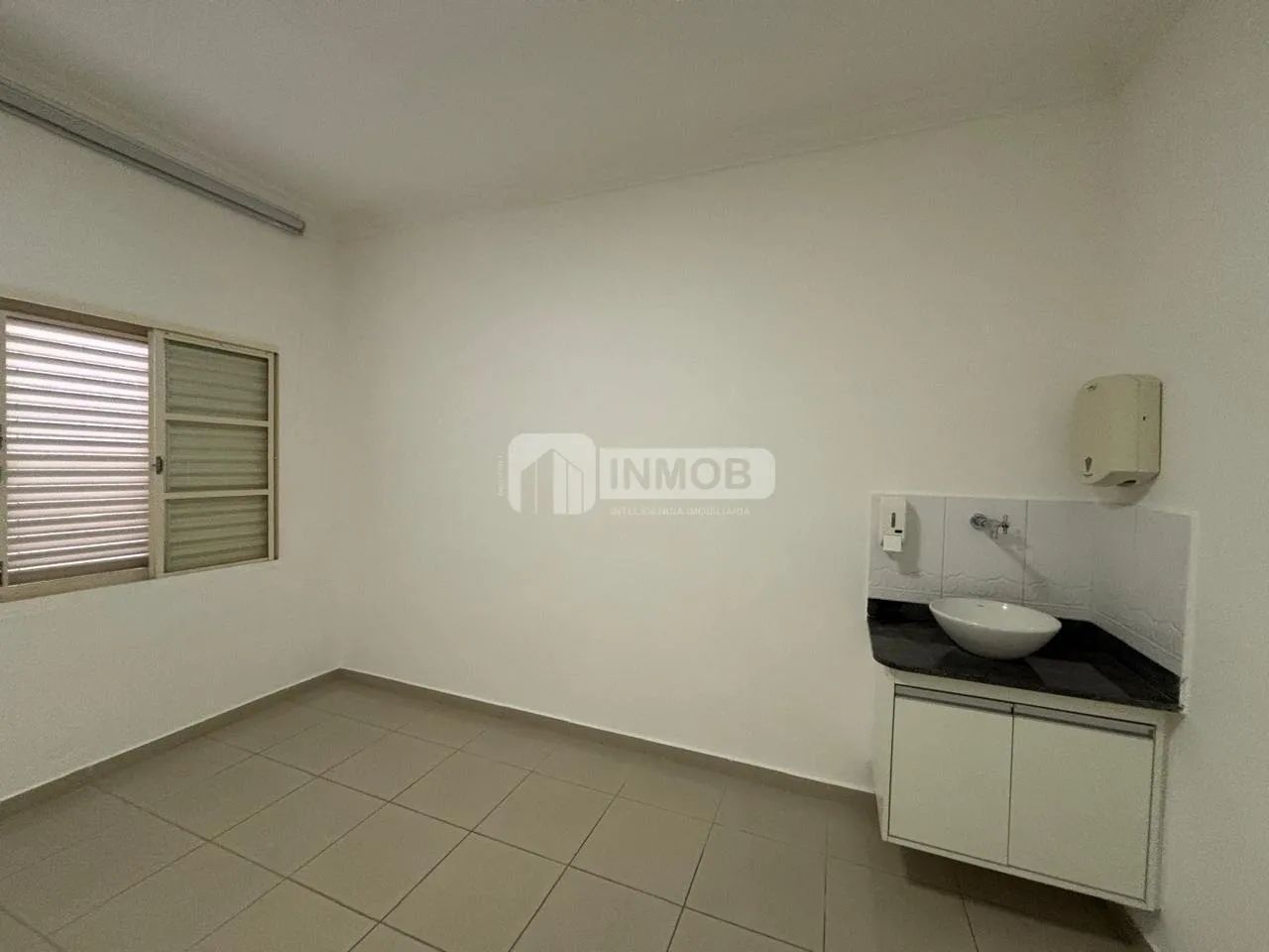 Clínica para Locação no Centro de Taubaté com 3 Banheiros - Foto 5