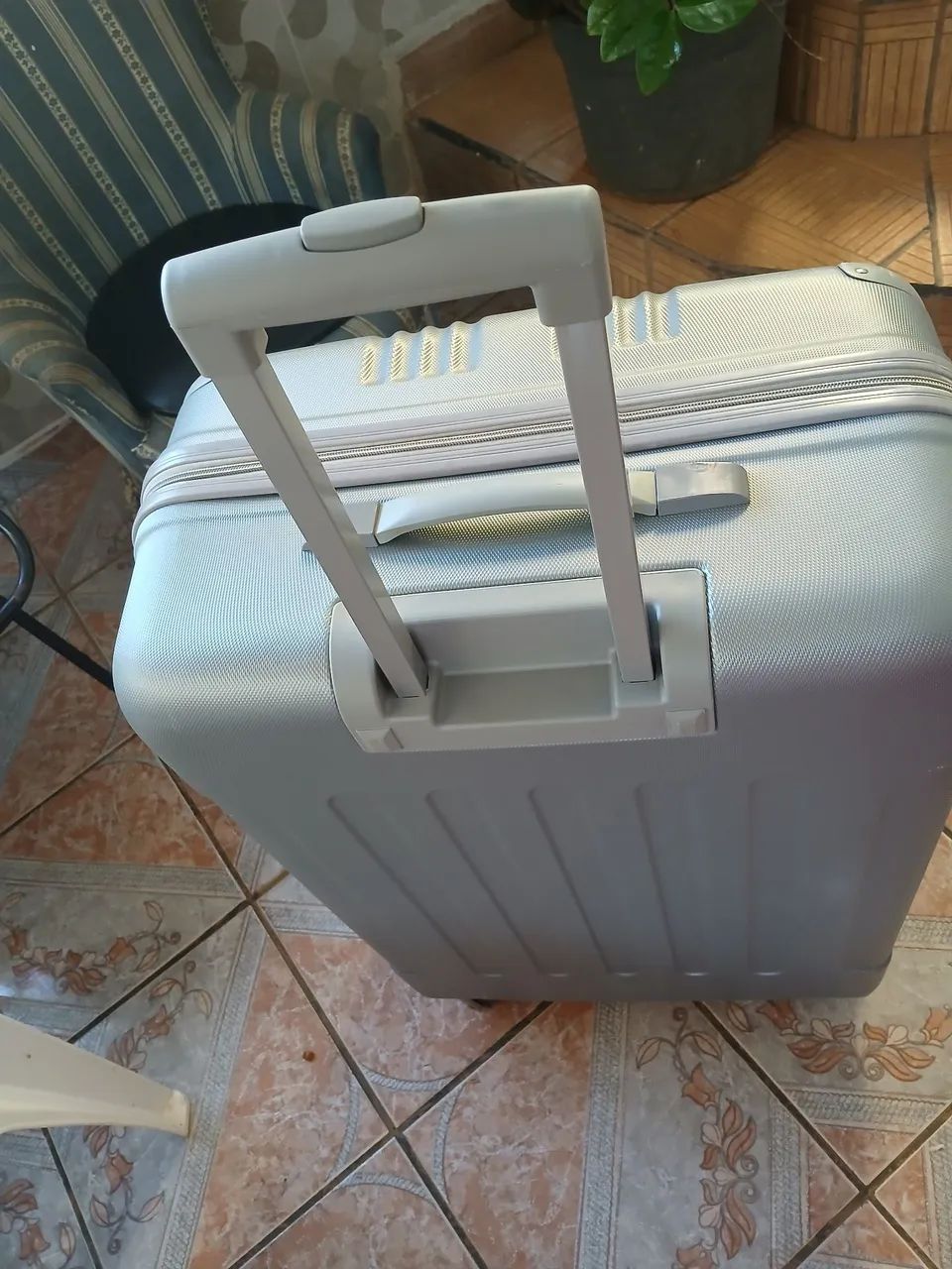 Mala de 33kg prata de 4 rodas rígida  - Foto 4