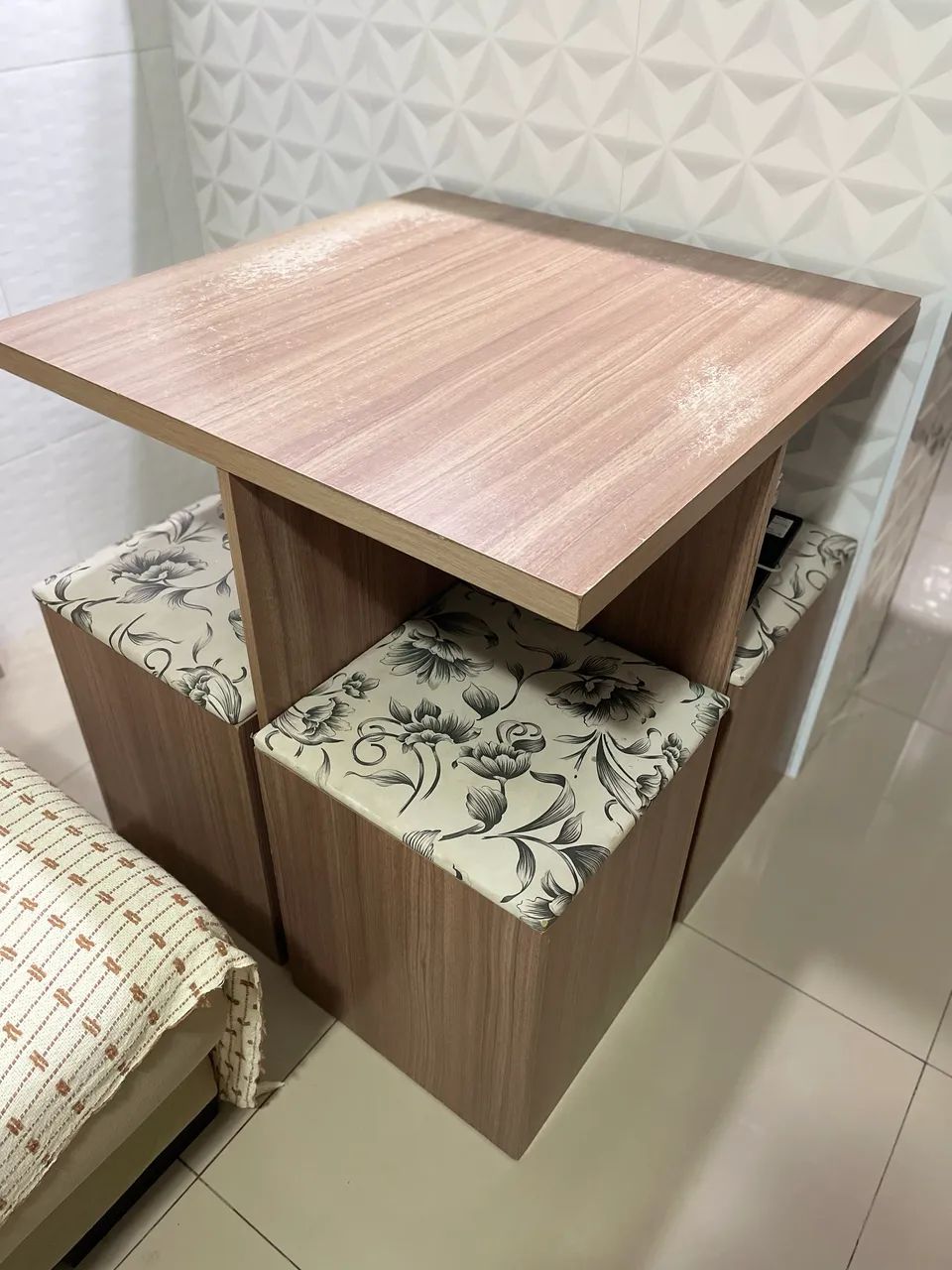 Conjunto de Mesa e 4 Banquetas