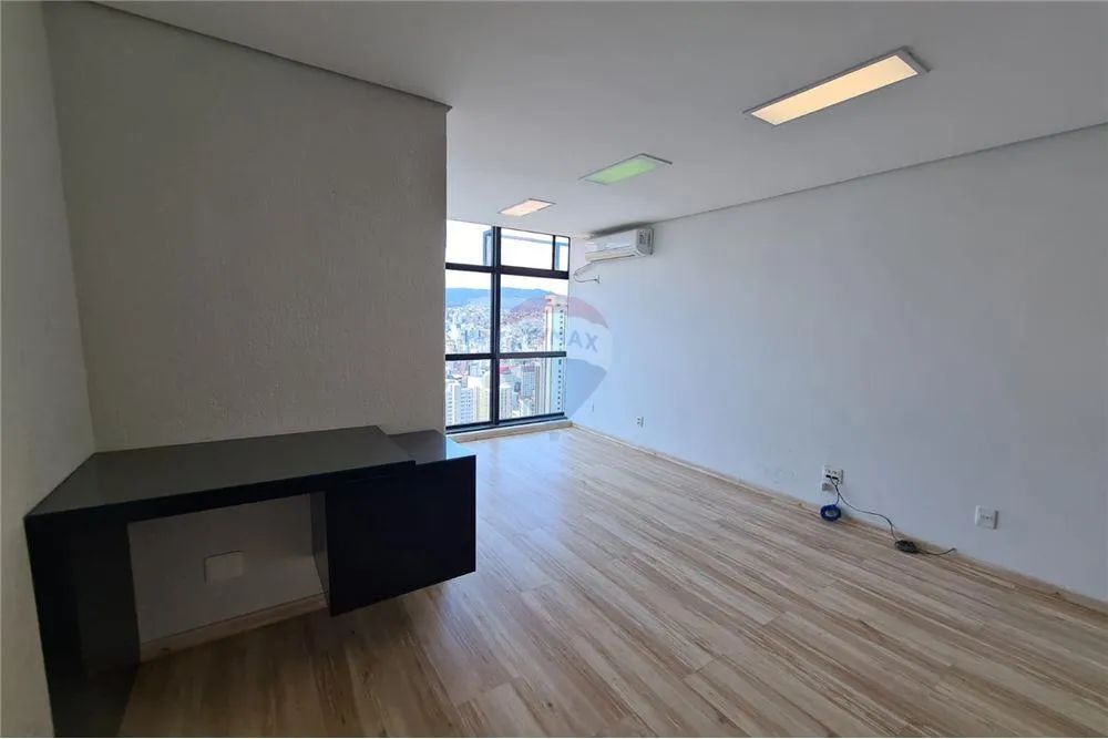 Sala com 24 m² no bairro Luxemburgo