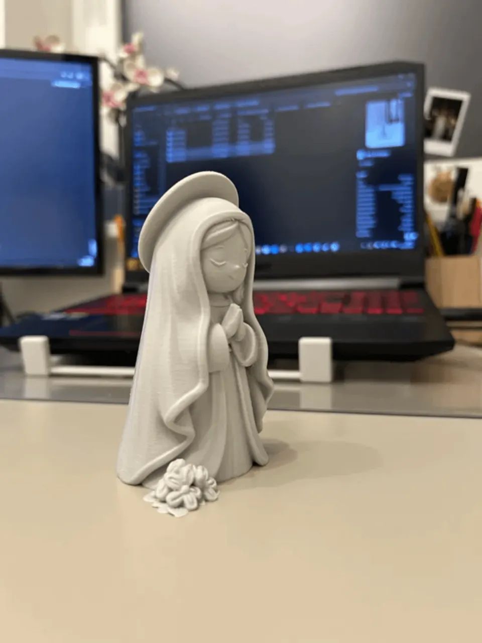 estatueta da virgem maria