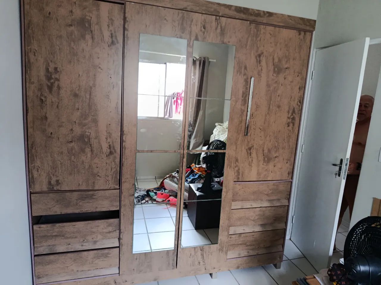 Guarda-roupa quatro cor com seis gavetas - Foto 2