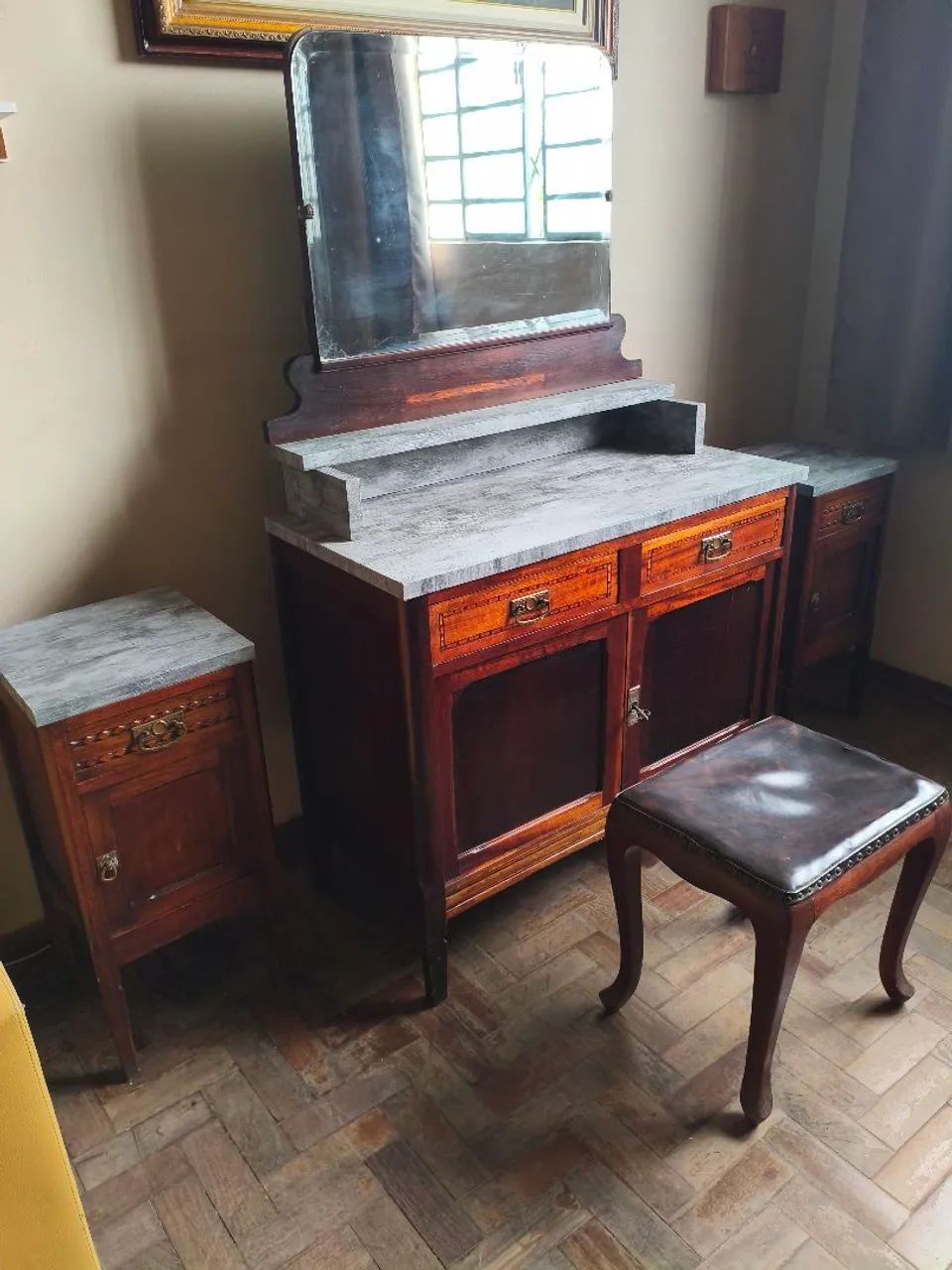 Móveis de quarto antigos - penteadeira e dois criados mudos.