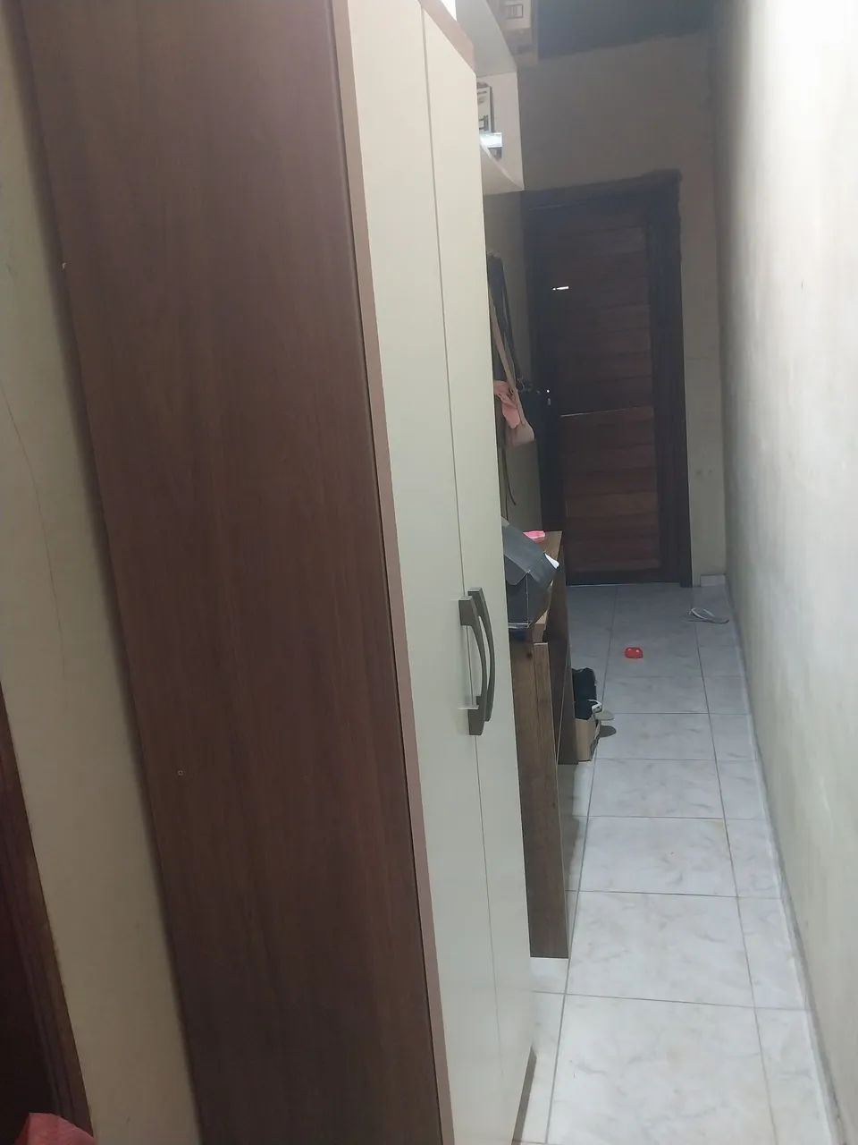 Armário multiuso com cinco prateleiras