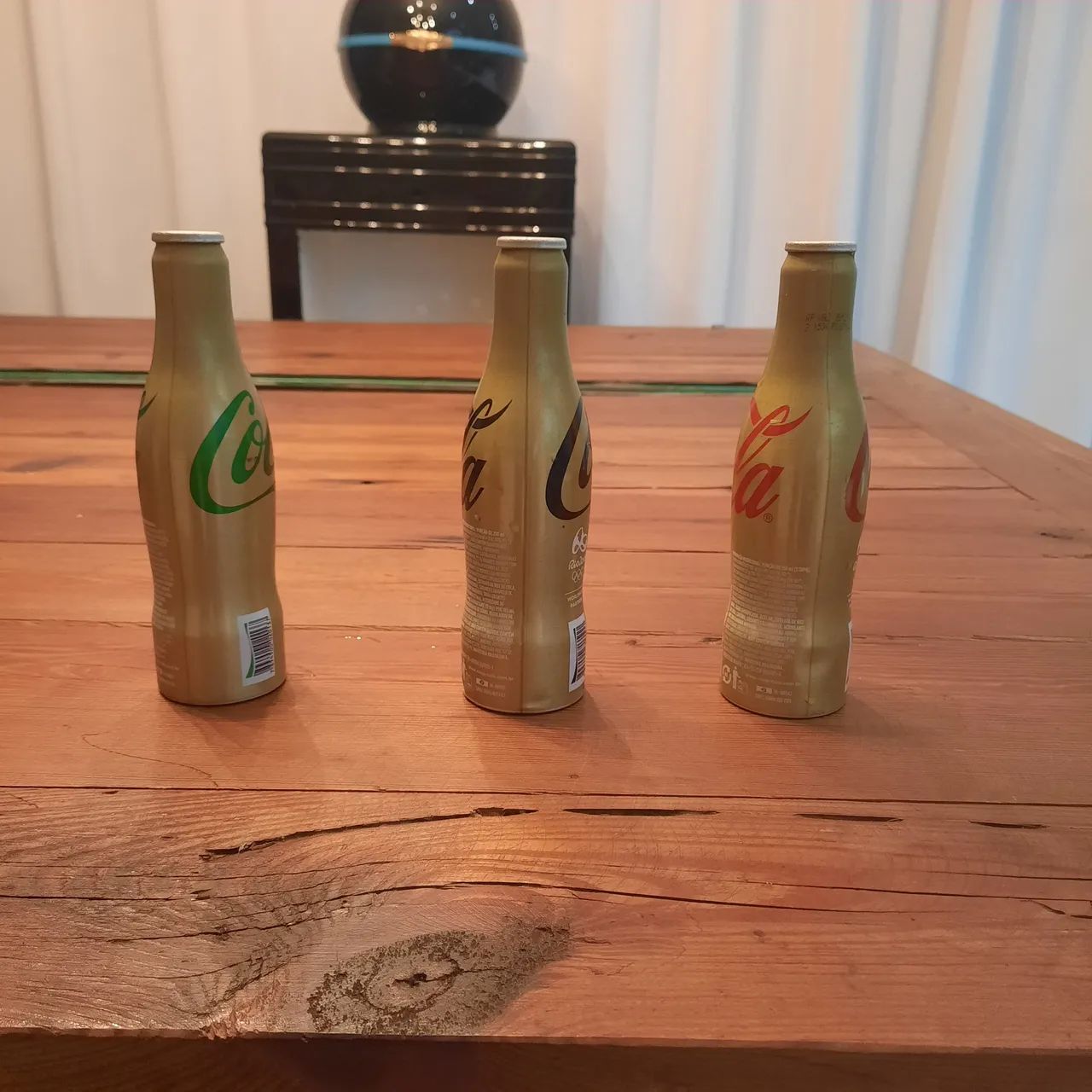 Tres garrafas colecionáveis douradas da Coca Cola  - Foto 2