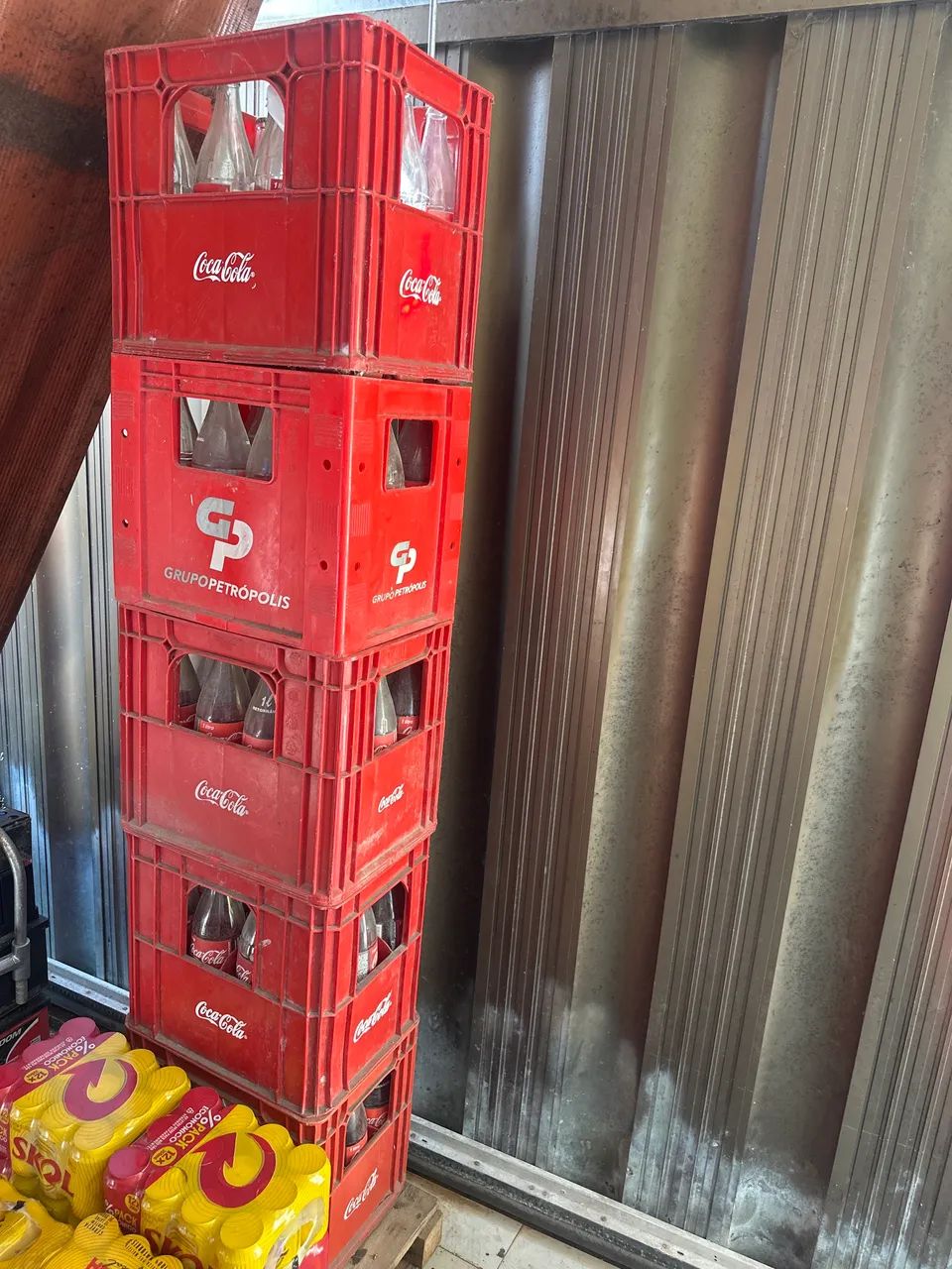 Caixa com vasilhames coca cola