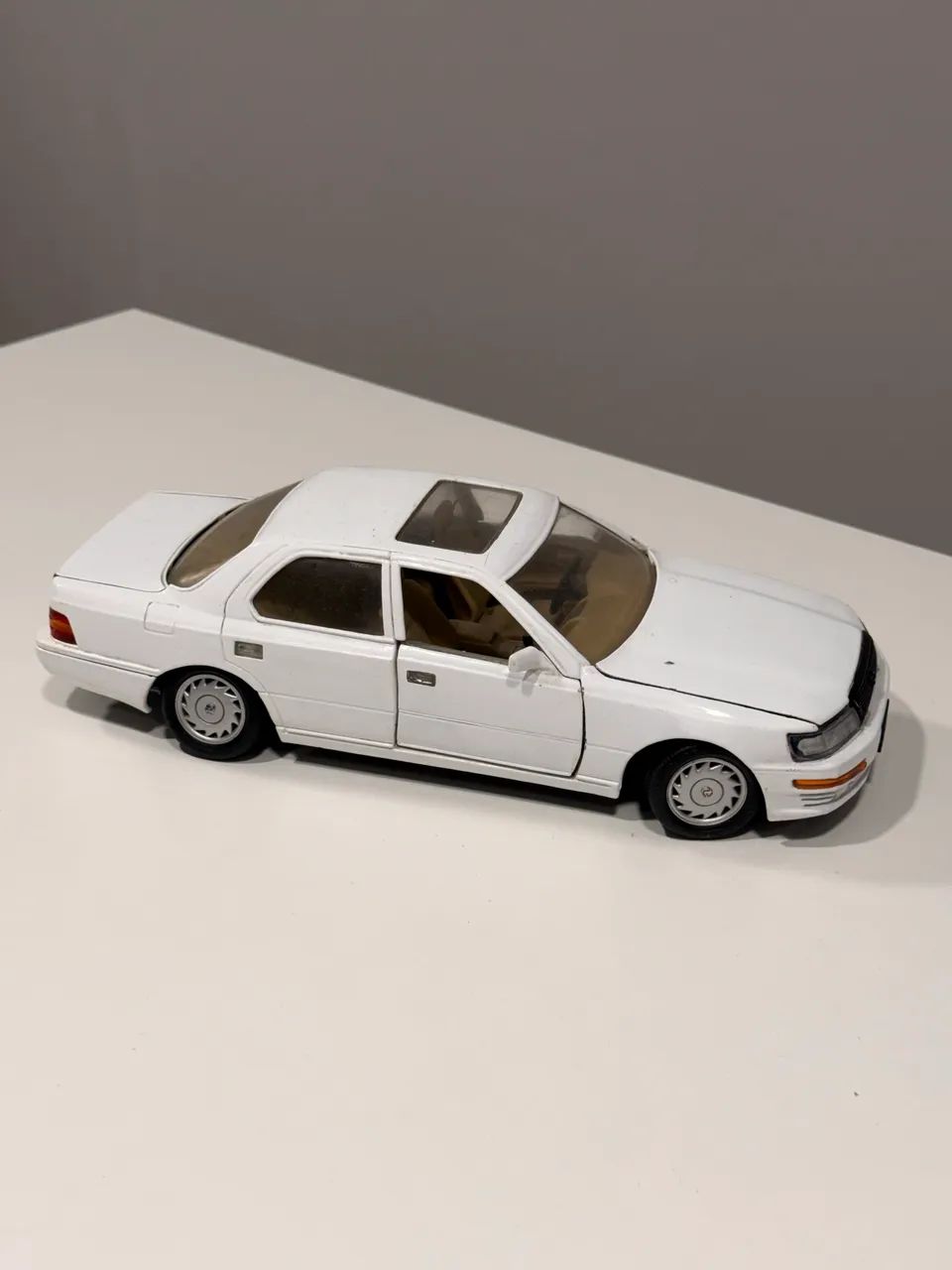 1/18 LEXUS LS400 1989　レクサスLS ミニカー　ホワイト Miniatura Lexus LS400 1/18 Road Tough - Hobbies e coleções