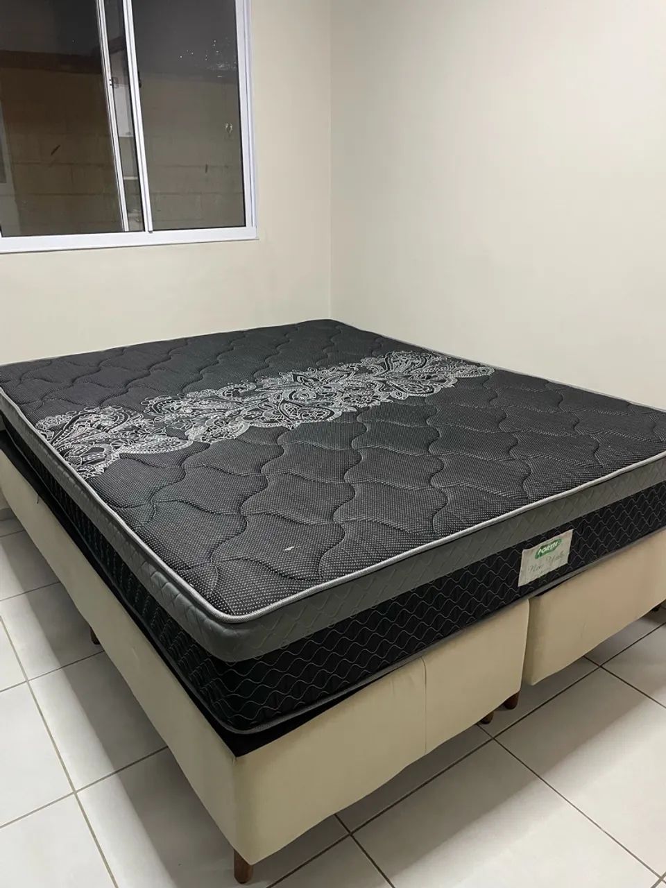 Cama Queen com base 