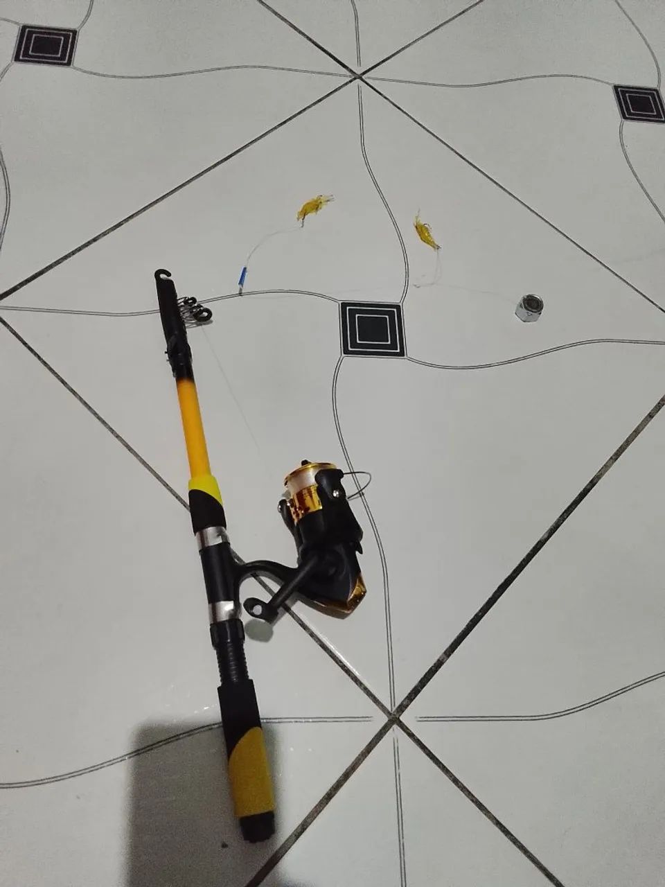 Varinha telescopia nova completa e com duas iscas artificial d camarão  - Foto 3
