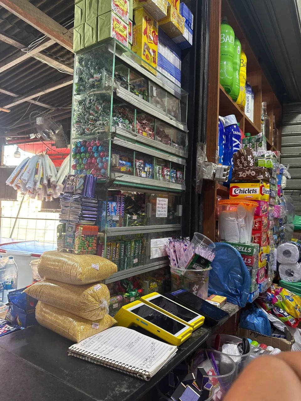 Ponto comercial de esquina vai com praticamente tudo dentro. - Foto 5