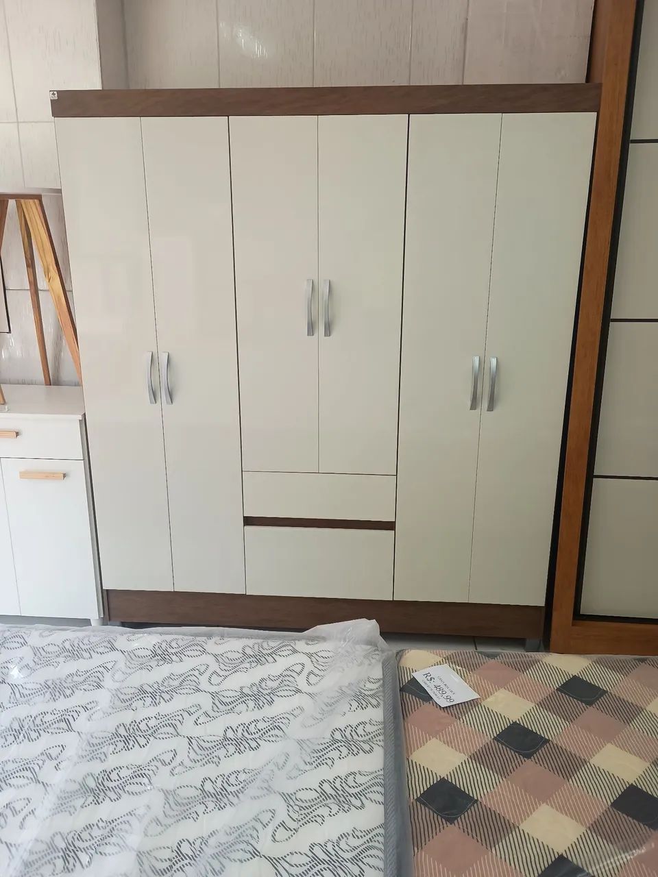 Guarda-roupa 6 portas e 2 gavetas 