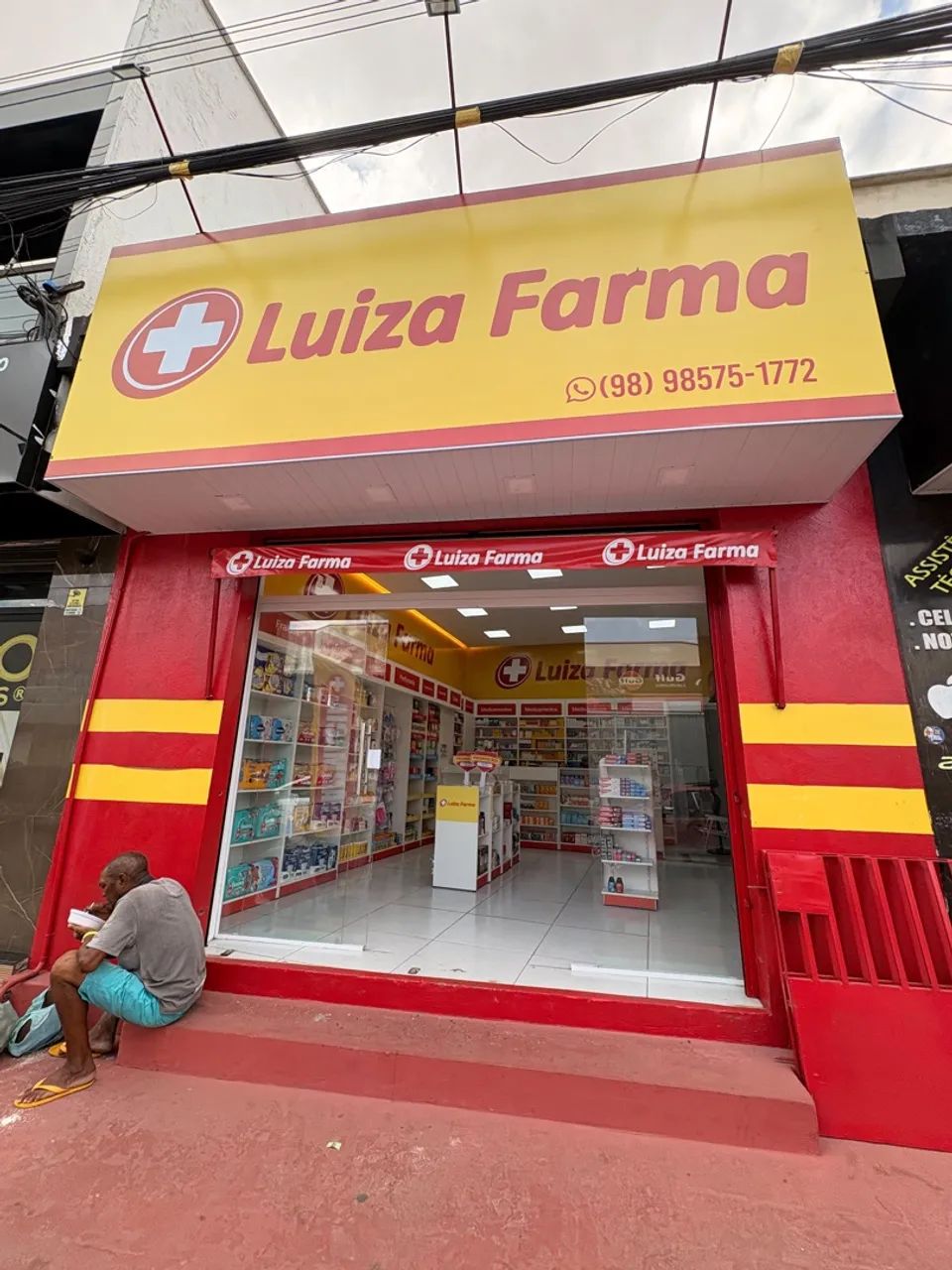 Farmácia completa à venda - móveis, equipamentos e estoque