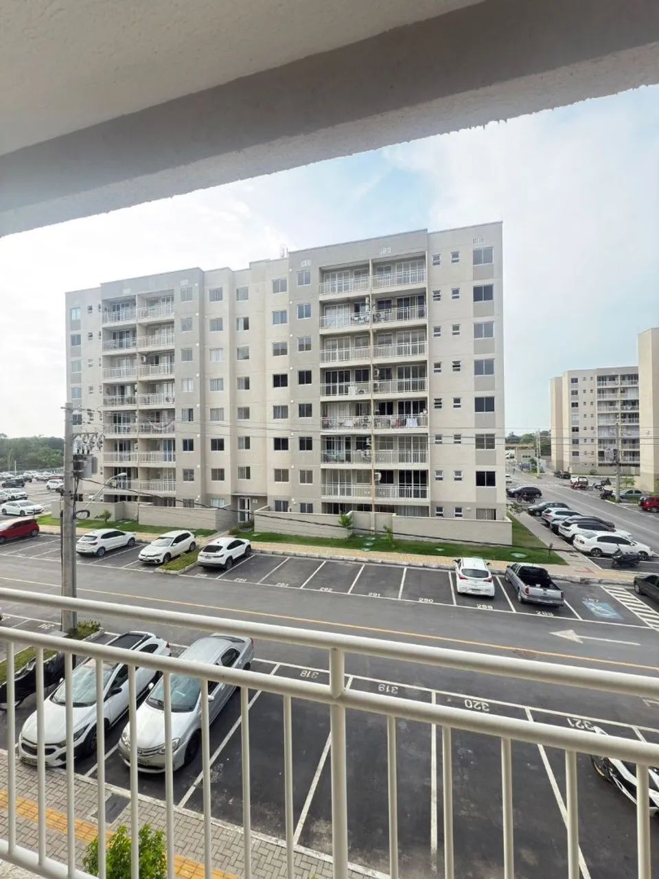 ALUGO /  UM APARTAMENTO MUITO BOM NO ESTILO GOLF / VARANDA AMPLA E CONDOMÍNIO  COMPLETO 