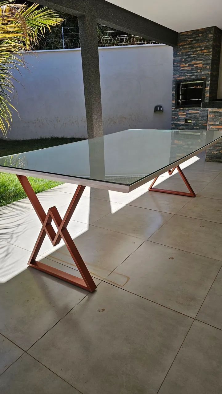 Mesa planejada com vidro