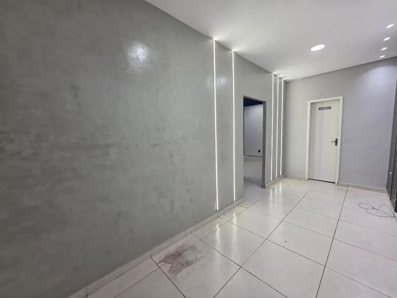 Sala Comercial Térrea 40 m² com  divisões mais cozinha água incluso - Centro