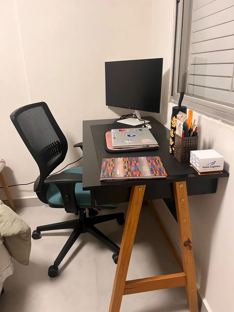 Escrivaninha preta com gavetas - Foto 2