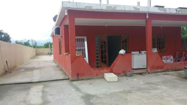 Ótima casa localizada a 100 metros da Rodovia Rio Magé