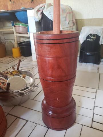Pilão grande rústico com a mão