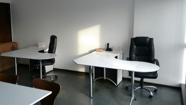 3 Mesas e 2 gaveteiros para escritório - Foto 3