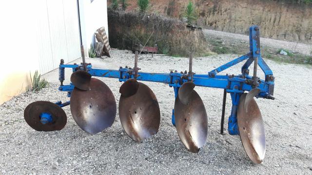Arado 4 discos para trator - Foto 2