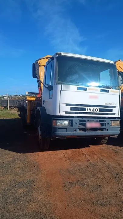 Caminhão iveco 240e25 ano2011/ 2012 Com munck hincol modelo 43.000 - Foto 2