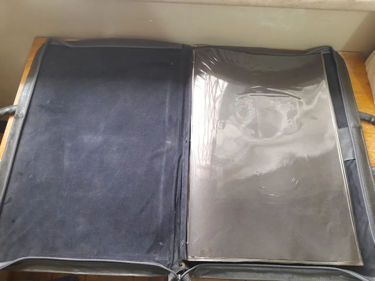 Vendo pasta de couro cinza com 8 divisórias