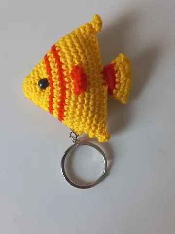 Chaveiro peixe tricot para bolsa de praia