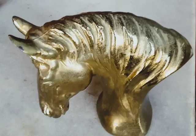 Bela Escultura bancada em bronze dourado representando Busto de Cavalo *Descrição - Foto 6