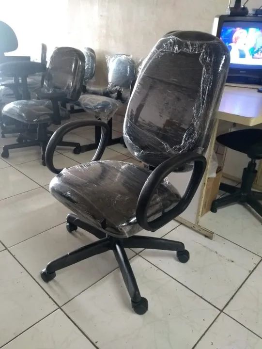 - produto novo - cadeira presidente preta giratória para escritório