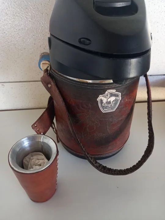 Garrafa térmica de 2 litro com copo - Foto 2