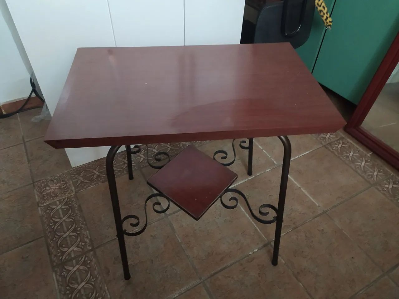 Mesa, tampo de madeira, pés de ferro!