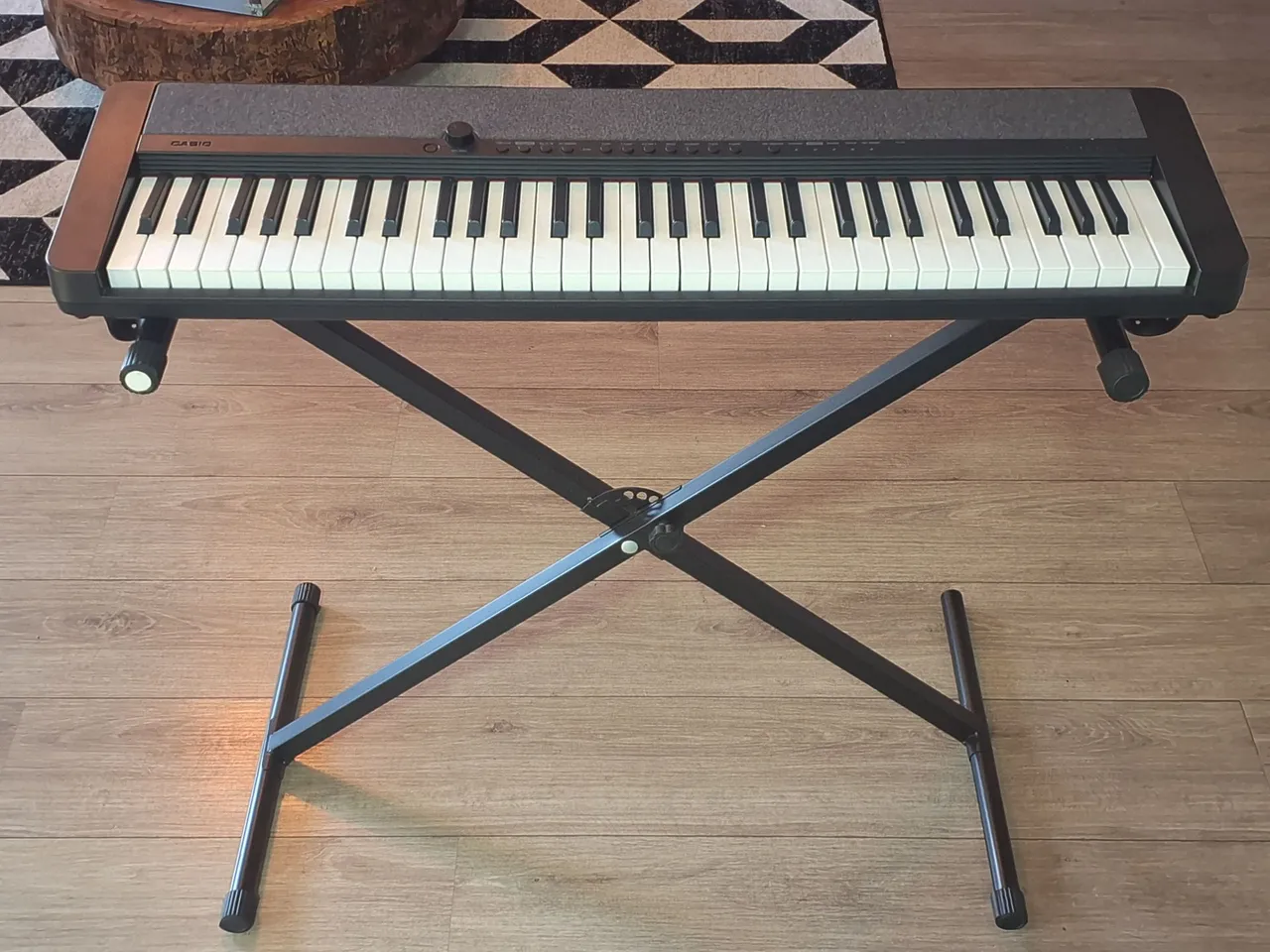 Teclado Casio Casiotone CT-S1 com suporte