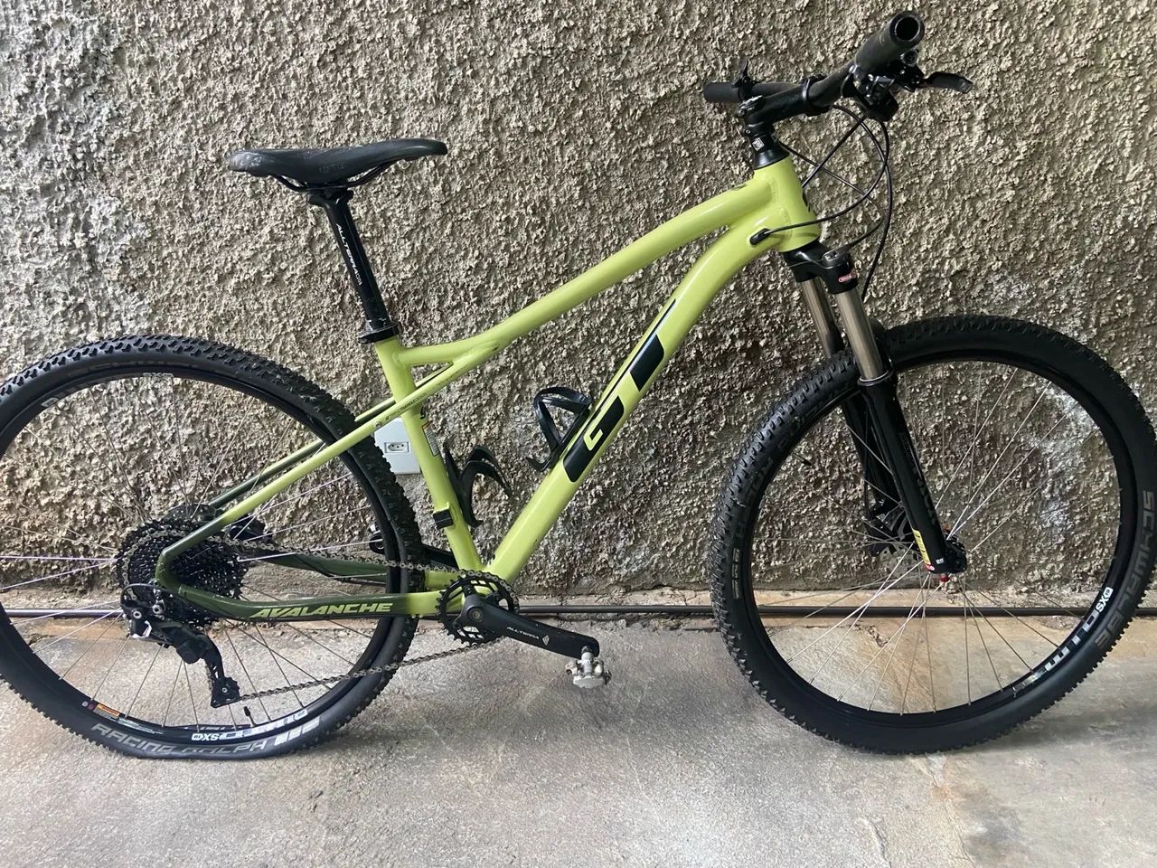 Bicicleta GT Avalanche - Aro 29 (Nota fiscal e manuais) 