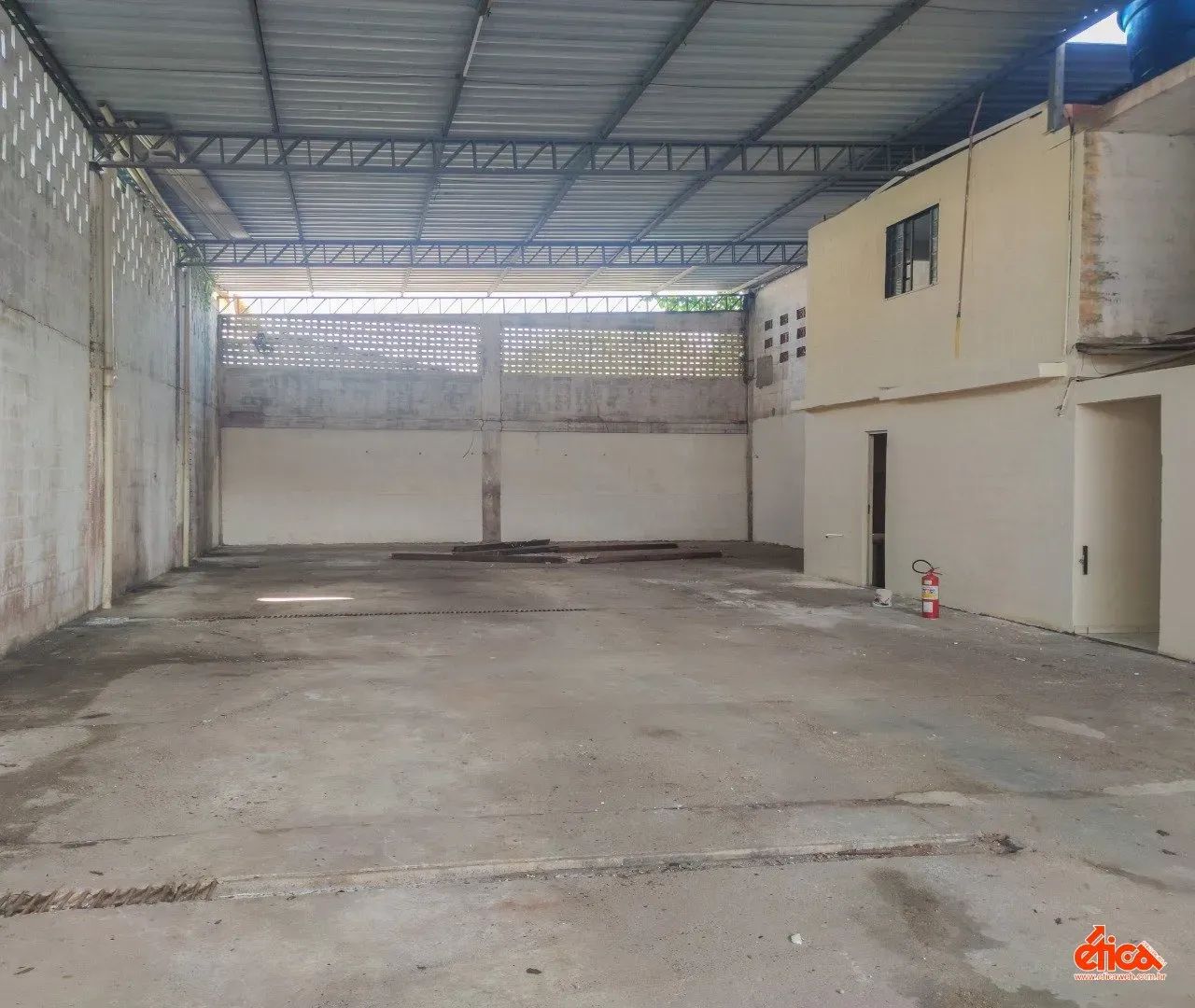 Galpão medindo 300,00m² pé direito 6,00m - Foto 2