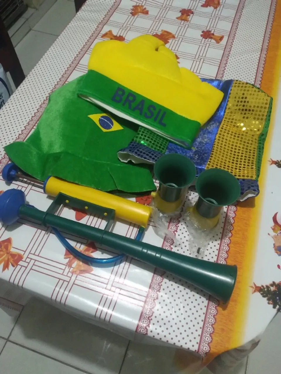 CORNETA DE TORCEDOR, MAIS 2 CORNETAS PEQUENAS E 3 CHAPÉUS