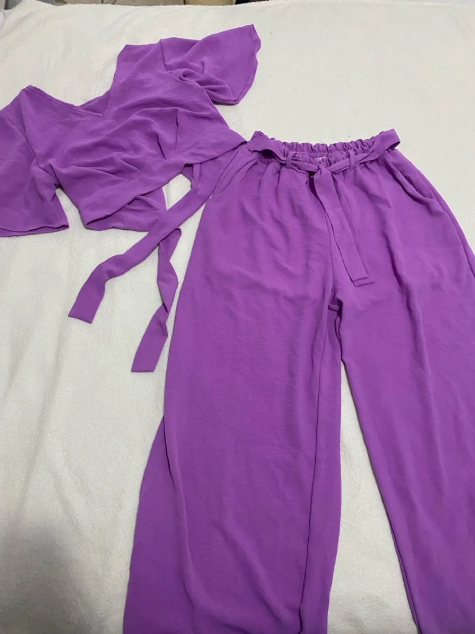 Conjunto top cropped e calça cor lavanda