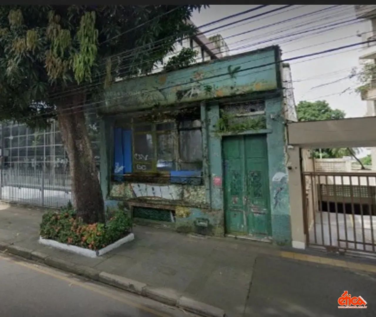Imovel na Av. Magalhães Barata em frente ao Colegio Gentil