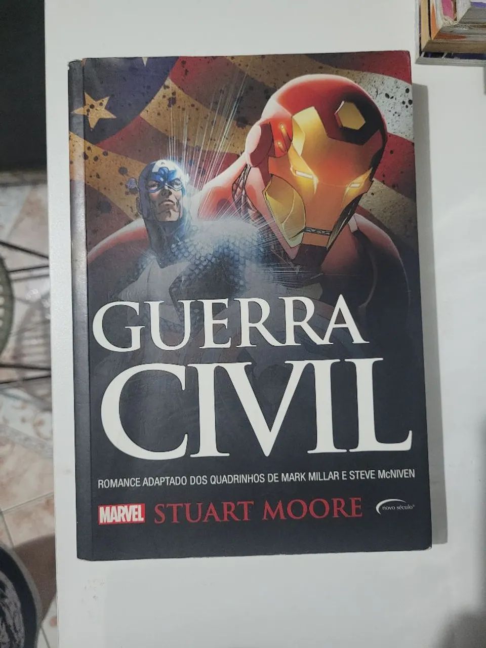 Livro Guerra Civil e Viúva Negra, vermelho eterno