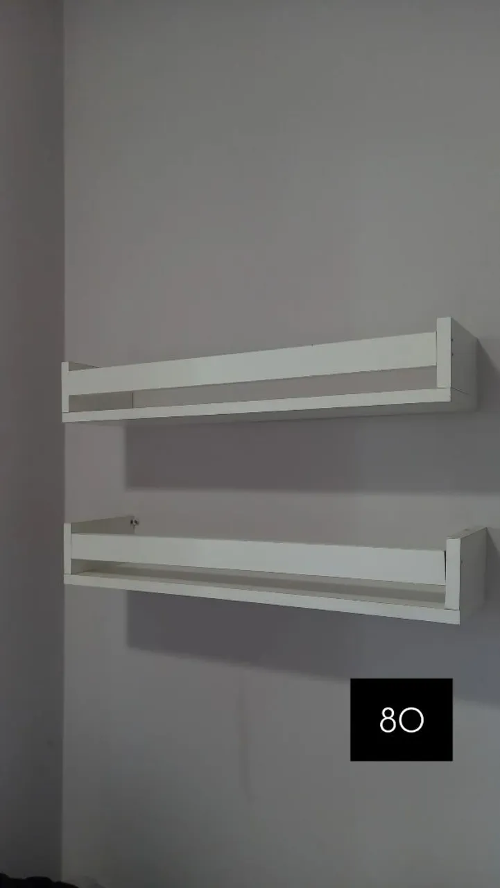 Prateleiras de parede brancas