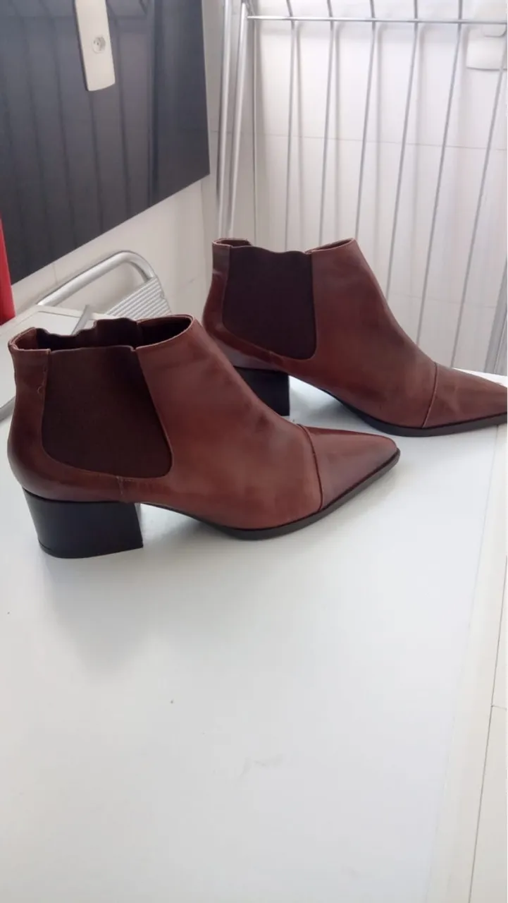 Botas de Couro Marrom - Elegância e Estilo
