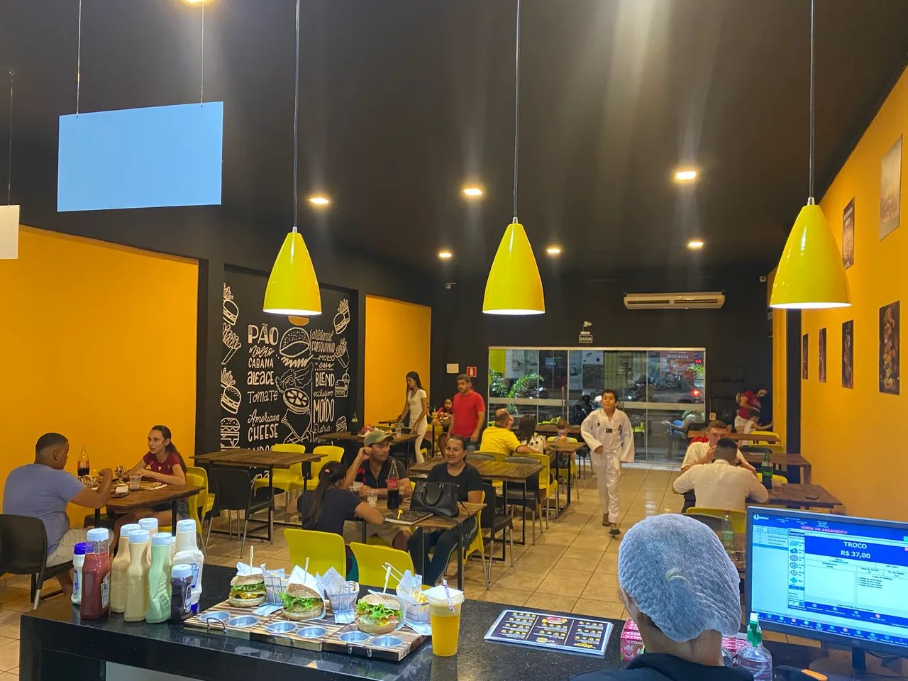 Hamburgueria em funcionamento