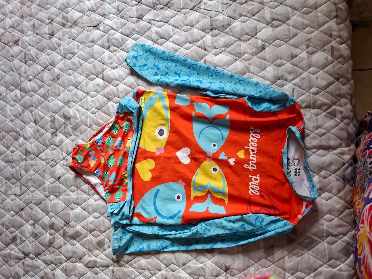 Conjunto de biquíni infantil com estampa de peixe