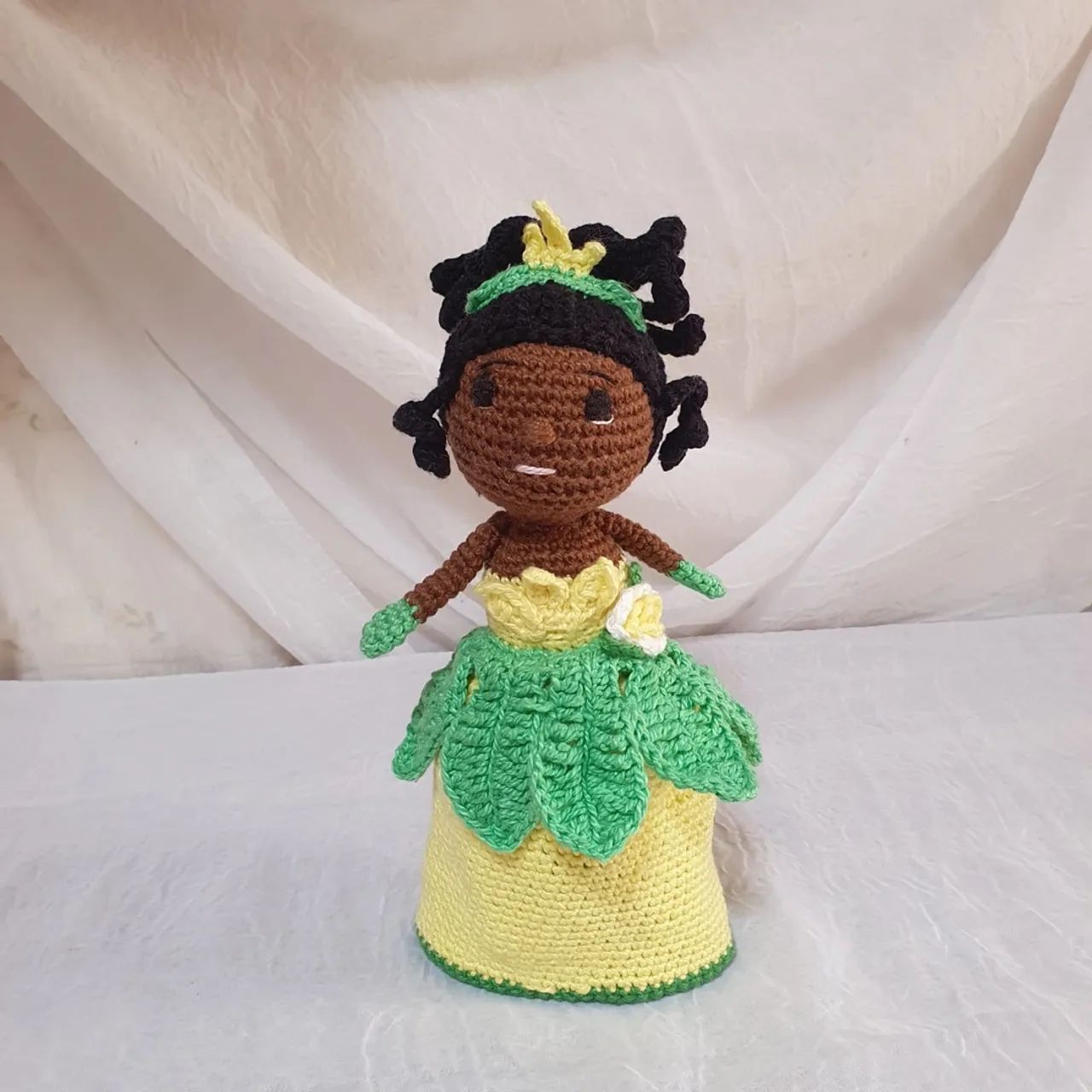 Boneca Princesa Tiana virando do avesso vira o sapo em crochê 