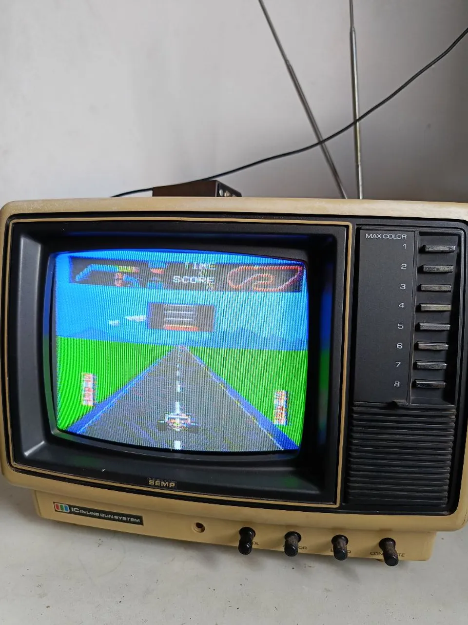 TV Semp Antiga com Jogo de Corrida