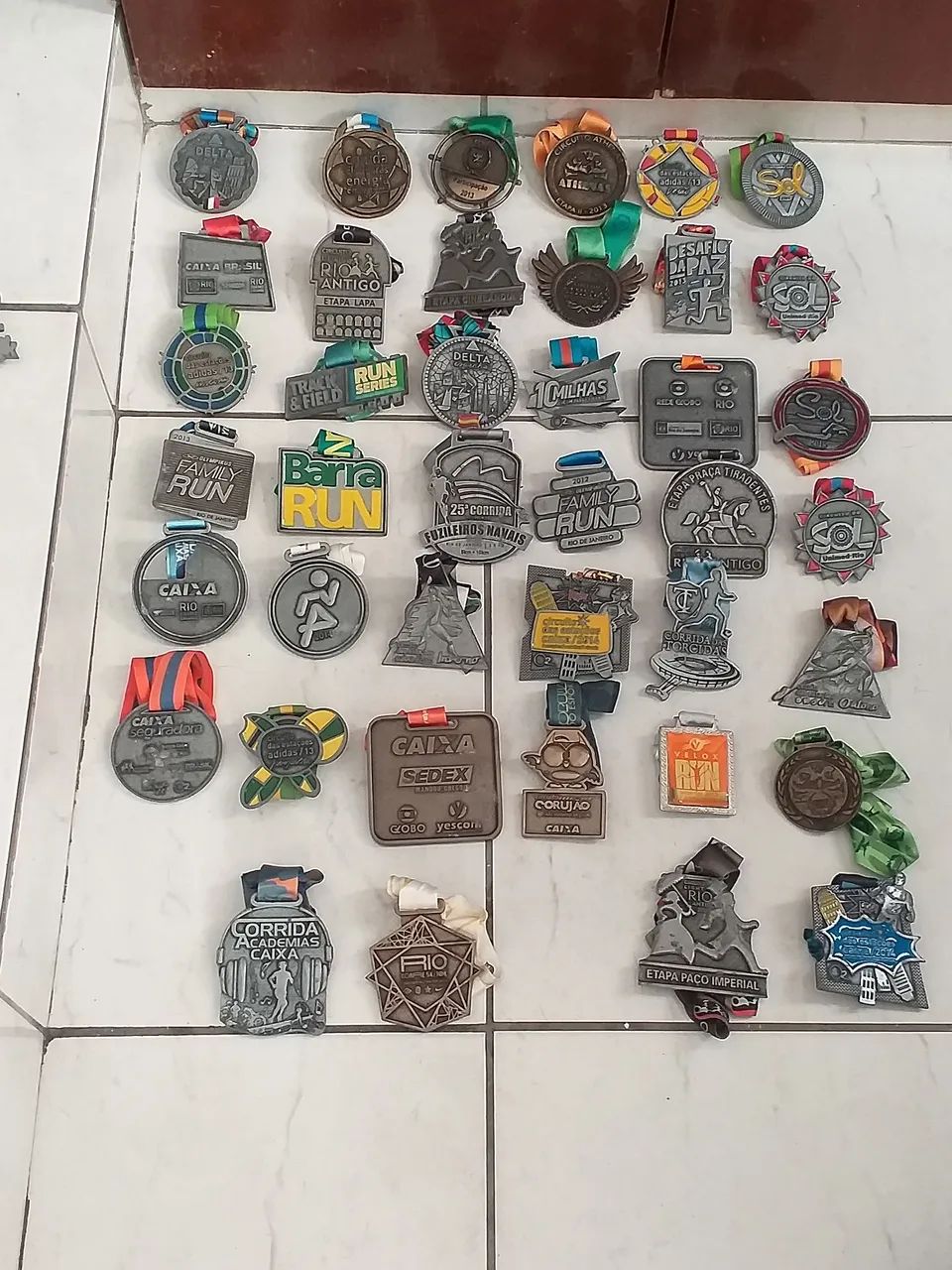 COLEÇÃO DE MEDALHAS DE CORRIDAS DE VÁRIOS EVENTOS OCORRIDOS NO RIO DE JANEIRO SÃO 71 TOTAl - Foto 5