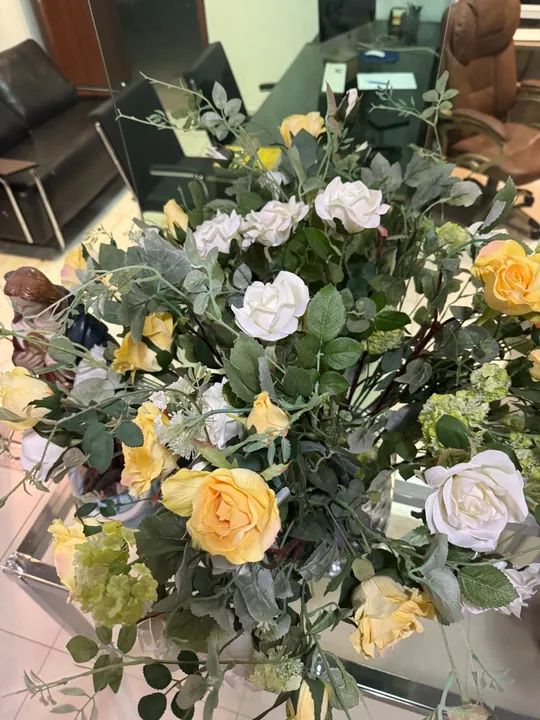 Arranjo de flores com vaso  - Foto 2